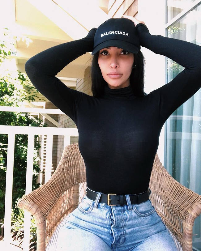 Gaya makeup hingga selfie pun ditiru oleh Kamilla. Karena terlalu sering mengikuti gaya Kim Kardashian, Instagram Kamilla pun kerap dibanjiri komentar nyintir dari haters.  Foto: Instagram (@kamiosman)