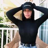 Gaya makeup hingga selfie pun ditiru oleh Kamilla. Karena terlalu sering mengikuti gaya Kim Kardashian, Instagram Kamilla pun kerap dibanjiri komentar nyintir dari haters.  Foto: Instagram (@kamiosman)