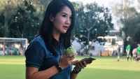 Agar terlihat tetap awet muda. Wanita kelahiran 19 Juli 1983 ini pun selalu menyempatkan diri untuk menikmati buah setiap hari. Foto: Instagram @lianatasno