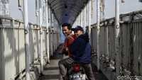 Bagaimana tanggapan Anda soal JPO yang rusak ini, ditambah dengan pemotor yang melintas?