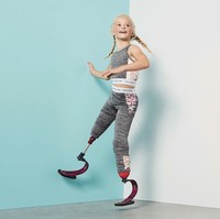 Meski tanpa dua kaki, gadis kecil ini tetap bersemangat. Kaki tak jadi penghalang cita-citanya menjadi model dunia. Foto: Dok. Instagram/Daisy-May Demetre