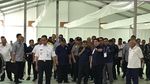 Foto: Saat JK-Anies Makan Pisang untuk Cek Bau Kali Item