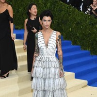 Penampilan Ruby Rose di MET Gala 2017. Hadir dalam balutan gaun putih Burberry, sang model dan tatonya sukses mencuri perhatian. (Foto: Getty Images)