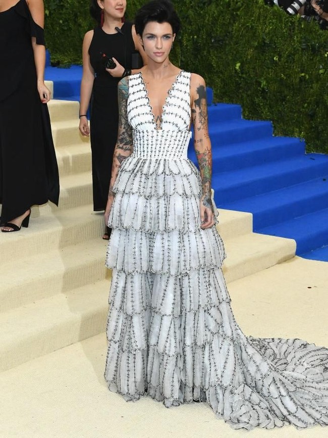 Penampilan Ruby Rose di MET Gala 2017. Hadir dalam balutan gaun putih Burberry, sang model dan tatonya sukses mencuri perhatian. (Foto: Getty Images)