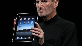Steve Jobs memperkenalkan iPad perdana pada April 2010. Foto: Getty Images