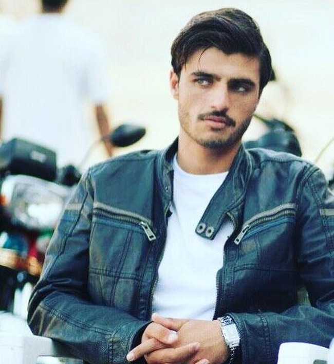 Dua tahun lalu, pria berusia 19 tahun itu pergi untuk bekerja di warung teh pasar Itwar di pinggiran Islamabad, Pakistan. Arshad telah bekerja selama empat tahun. Foto: Instagram @arshadkhanaccount