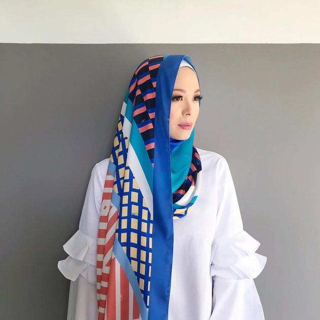 Produk hijab motif berbahan satin ini dibandrol dengan harga Rp 680.000. Harga yang sangat tinggi dibandingkan hijab motif di Indonesia. Namun, menurut Vivy tak ada salahnya menjual produk hijab dengan kualitas premium. Foto: Instagram/VivyYusof