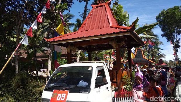 Arak-arakan gazebo di Desa Seribu Gazebo di Kabupaten Semarang. 