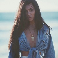 Kalau kamu pikir wanita ini adalah Kim Kardashian, kamu salah besar. Dia adalah Kamilla Osman, wanita yang sangat mirip dengan bintang reality show Keeping Up with The Kardashians itu.  Foto: Instagram (@kamiosman)