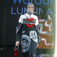 Koleksi terbaru Dian Pelangi yang menampilkan tema Pesona di Jakarta Modest Fashion Week 2018, Atrium Gandaria City Jakarta, Minggu [29/7/2018]. Foto: Mohammad Abduh/Wolipop