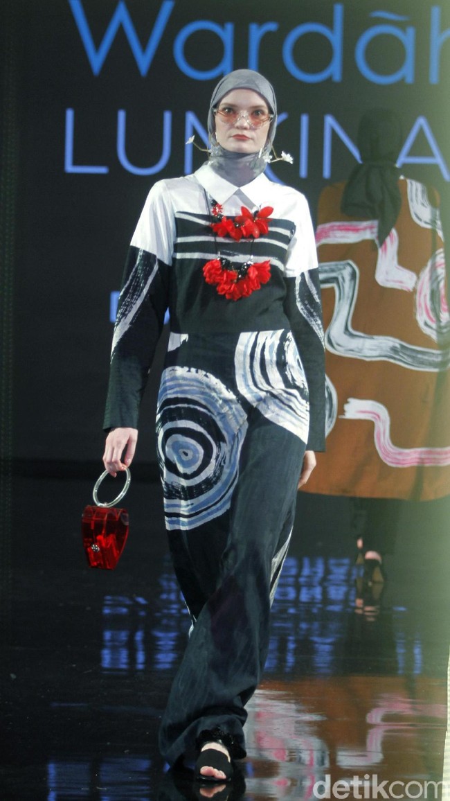 Koleksi terbaru Dian Pelangi yang menampilkan tema Pesona di Jakarta Modest Fashion Week 2018, Atrium Gandaria City Jakarta, Minggu [29/7/2018]. Foto: Mohammad Abduh/Wolipop