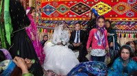 Qashqai selalu mengklaim identitas dan tradisi mereka yang sangat khas. Merekai mengikuti tradisi pernikahan Muslim, dalam perayaan ini juga ada persembahan tarian, parade, pertunjukan perang, dan pakaian tradisional (Pascal Mannaerts/BBC Travel)