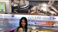 Menemani si kecil menikmati sushi di restoran terkenal di Jakarta. Wah, memang benar-benar ibu yang baik ya. Foto: Instagram @lianatasno