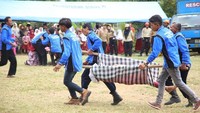 Beginilah latihan dan simulasi yang ditunjukan dalam acara tersebut. Warga dari mulai anak-anak hingga dewasa tampak antusias mengikuti pelatihan pencegahan bencana disana. Foto: dok. Kemensos