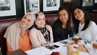 Ada cake red velvet, milkshake chocolate dan segelas kopi hangat yang jadi teman ngumpul Steffy bersama teman-temannya. Foto: Instagram @steffyburase