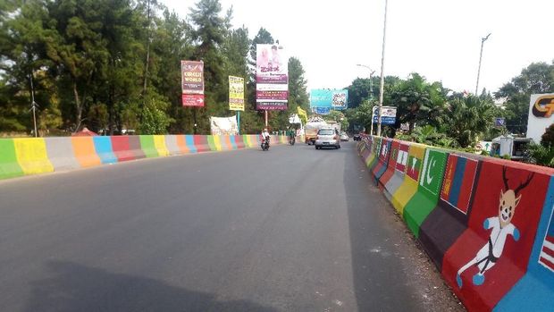 Mural di separator jalan menghiasi kawasan Cibubur jelang GOR POPKI