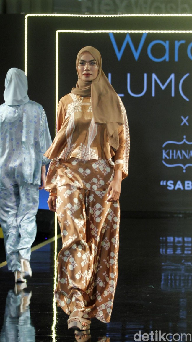 Karya busana terbaru dari Khanaan Salman yang mengangkat tema Saba di Jakarta Modest Fashion Week, Artium Gandaria City, Jakarta, Minggu [29/72018]. Foto: Mohammad Abduh/Wolipop