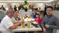 Makan bersama dengan keluarga, Liliana memilih untuk menikmati sajian makanan Jepang di sebuah restoran sushi. Foto: Instagram @lianatasno