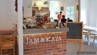 Jam & Kaya Cafe yang ada di kawasan Petaling Jaya ini tawarkan hidangan sarapan hingga cokelat enak. Jam & Kayas Pancake yang manis dengan paduan buah strawberry segar dan blueberry makin enak diberi es krim vanilla. Sambil santai, lengkapi minuman dengan kopi atau minuman hangat yang pas dinikmati sambil bersantai di akhir pekan. Foto : @AsiaWebDirect