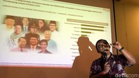 Chief Research Officer Alvara Research Center, Harry Nugroho, memaparkan hasil survei bertema Menyongsong Babak Akhir Pasangan Capres-Cawapres di Jakarta, Jumat (3/8/2018).