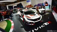 Pengunjung memenuhi stand Honda.