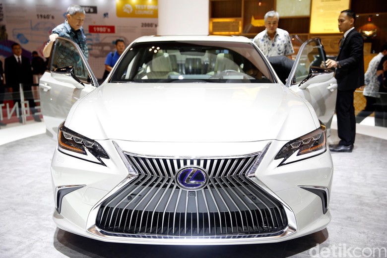 Mobil Lexus. Foto: Rachman Haryanto Mobil Lexus. Foto: Rachman Haryanto
