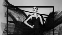 Irish Bella melakukan pemotretan dengan konsep foto monokrom dan gaun yang indah. Foto: Dok. Instagram/_irishbella_
