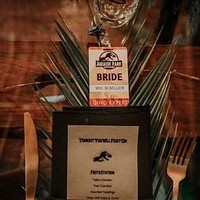 Dikutip dari Daily Mail, Courtney dan Billy menghabiskan 18 bulan merencanakan pernikahan dengan tema dari film Jurassic Park. Keduanya pun menghabiskan sampai US$ 25 ribu atau Rp 362 juta untuk mewujudkannya. Foto: Dok. Cassandra Spiegelhoff Photography