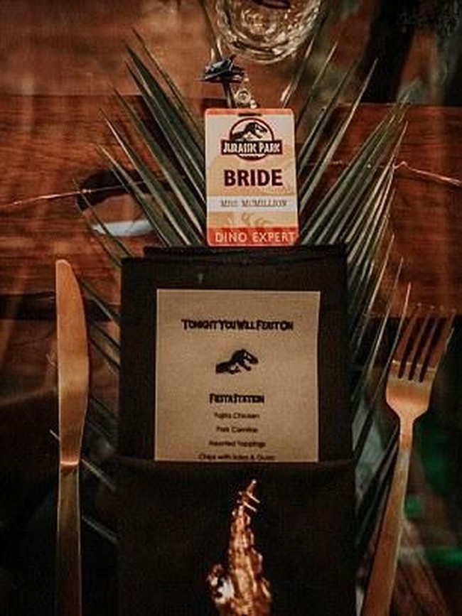 Dikutip dari Daily Mail, Courtney dan Billy menghabiskan 18 bulan merencanakan pernikahan dengan tema dari film Jurassic Park. Keduanya pun menghabiskan sampai US$ 25 ribu atau Rp 362 juta untuk mewujudkannya. Foto: Dok. Cassandra Spiegelhoff Photography