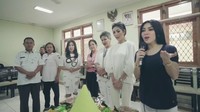 Pada perayaan ulang tahun, Syahrini tampak memimpin doa sebelum. Foto: Dok. Instagram/princessyahrini