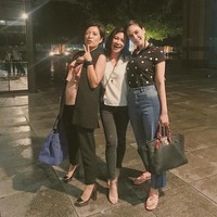 Hangout bersama teman-temannya, Luna Maya tampak menenteng tas Hermes Birkin berwarna hitam yang harganya bisa mencapai Rp 300 juta. Foto: Instagram Lunamaya