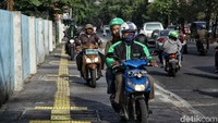 Para pengendara sepeda motor biasanya beriringan saat menerobos trotoar.