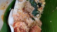 Selain makan di tempat sambil menuju seklah atau tempat kerja, sego cawuk juga bisa dibungkus. Aroma daun pisang bikin nasi hangat makin sedap rasanya. Foto :diannafooddiary