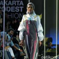Koleksi terbaru Dian Pelangi yang menampilkan tema Pesona di Jakarta Modest Fashion Week 2018, Atrium Gandaria City Jakarta, Minggu [29/7/2018]. Foto: Mohammad Abduh/Wolipop