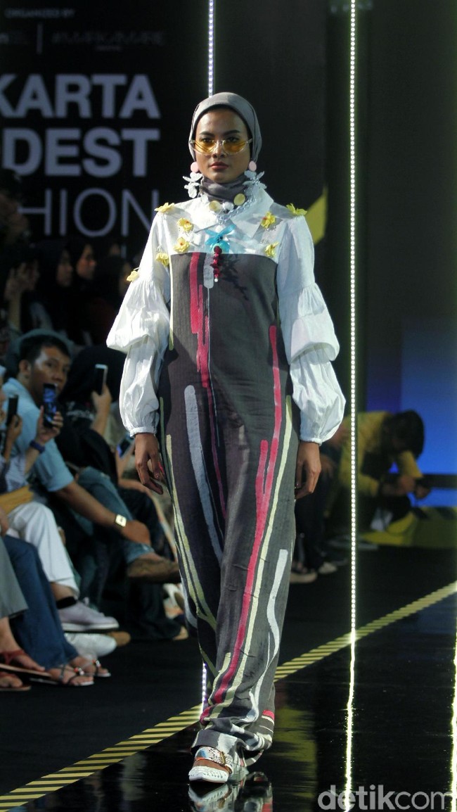Koleksi terbaru Dian Pelangi yang menampilkan tema Pesona di Jakarta Modest Fashion Week 2018, Atrium Gandaria City Jakarta, Minggu [29/7/2018]. Foto: Mohammad Abduh/Wolipop