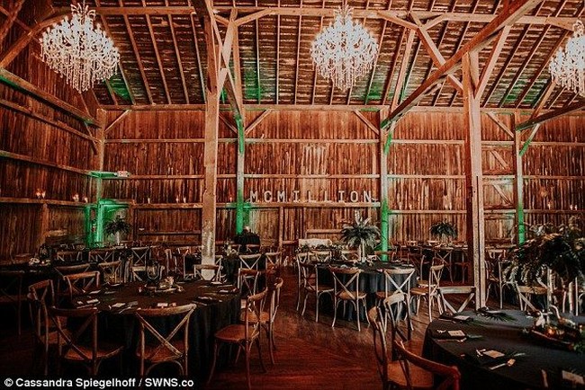 Pernikahan unik itu mengambil tempat di The Landings 1841 di Burlington. Lokasi pernikahan tampak sesuai dengan tema pesta yang seperti hutan hijau. Foto: Dok. Cassandra Spiegelhoff Photography