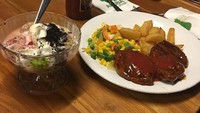 Sesekali Elvy memanjakan diri makan makanan enak dan berlemak. Kali ini steak dan es campur jadi pilihan makan malamnya. Foto: Instagram elvy_sukaesih