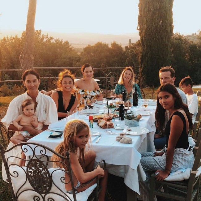 Dia punya beberapa ide berbeda dan membiarkanku mengambil alih ketika kami menangkap rasanya. Apa yang aku suka dari Lindy adalah dia percaya apa yang aku buat untuknya adalah untuk dia dan bukan desain tentang aku. Aku membuatnya dalam satu hari. Aku tidak punya banyak waktu dan Lindy juga, kata sang desainer kepada Daily Mail. Foto: Instagram