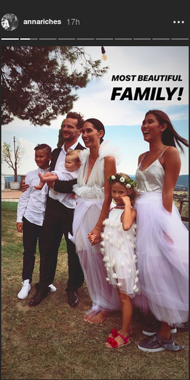 Uniknya, saat menikah Lindy tampak tidak memakai sepatu. Foto: Instagram