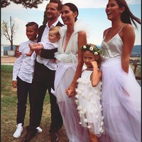 Uniknya, saat menikah Lindy tampak tidak memakai sepatu. Foto: Instagram