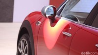 Seperti halnya lampu LED dengan fungsi teknologi Matrix, transmisi 7-percepatan steptronic dengan double cluch (untuk John Cooper Works bertransmisi sports 8 percepatan steptronic), tuas pemindah gigi yang baru, wireless charging, sampai proyeksi logo MINI yang bisa berubah warna di bagian interior.