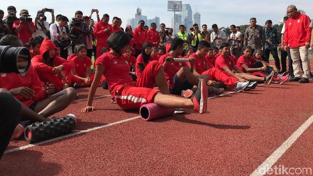 Tinjau Pelatnas Atletik di GBK, JK Disambut Zohri