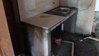 Salah satu fasilitas yang di dalam rumah Zohri adalah tempat cuci piring, dilapisi keramik dan dilengkapi saluran air. Pool/Kementerian PUPR.