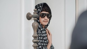 Yoga Arizona populer dengan lipsync kocak dari dubsmash yang diunggha kembali di Instagram. Saat ini, selain masih aktif membuat konten menarik, Yoga juga memasuk dunia bisnis dengan bekolaborasi bersama Nah Project dalam membuat YAS, Yoga Arizona Series, sebuah sepatu sneakers yang memiliki desain keren nan kekinian. (Foto: instagram)