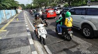 Ada juga yang melawan arus di Jalan Danau Sunter Selatan, Jakarta Utara.