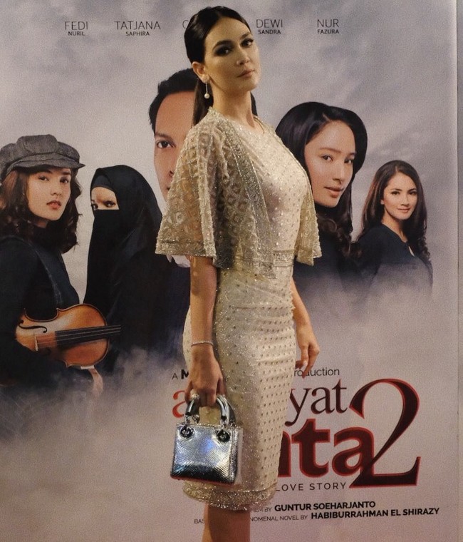 Menghadiri premier film Ayat-ayat Cinta 2, Luna Maya tampil elegan dalam balutan dress selutut dan tas mini Lady Dior Vieil Argent Karung. Tas berbahan karung, kulit ular air yang eksotis itu harganya mencapai US$ 10.300 atau sekitar Rp 153 jutaan. Foto: Instagram Lunamaya