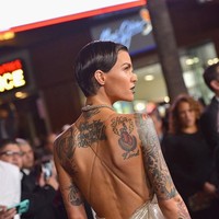 Bukan sekadar gambar, tapi setiap tato menyimpan makna yang mendalam. Semuanya punya arti yang sangat personal, menciptakan sebuah memori. Beberapa di antaranya memiliki makna yang sangat berarti, tapi aku suka semuanya, kata perempuan asal Australia itu. (Foto: Getty Images)