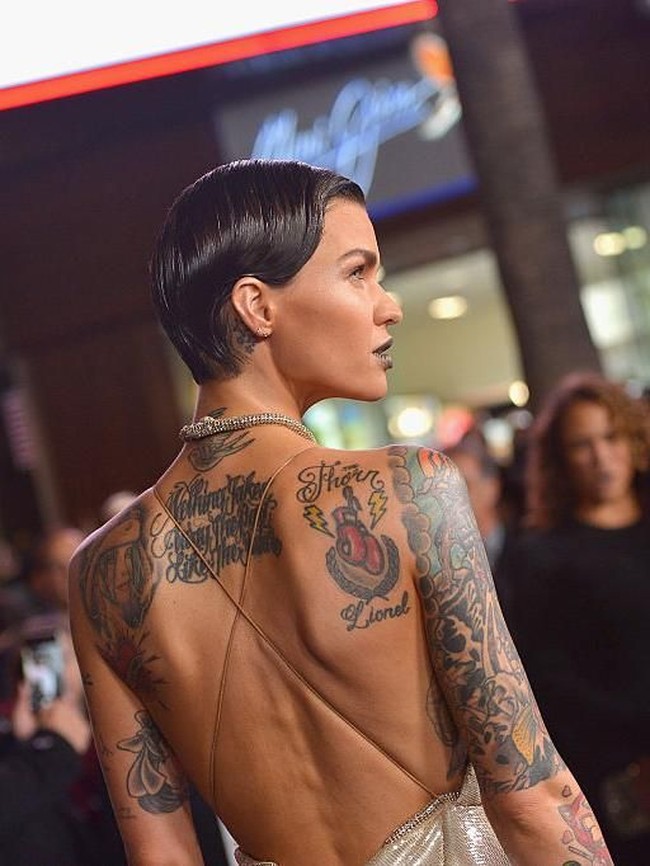 Bukan sekadar gambar, tapi setiap tato menyimpan makna yang mendalam. Semuanya punya arti yang sangat personal, menciptakan sebuah memori. Beberapa di antaranya memiliki makna yang sangat berarti, tapi aku suka semuanya, kata perempuan asal Australia itu. (Foto: Getty Images)