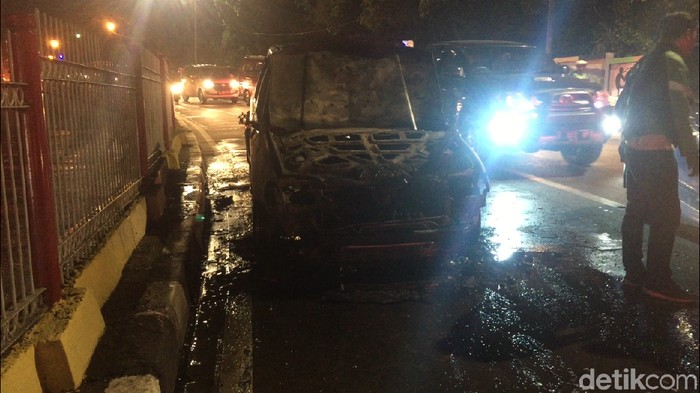 Ada Mobil Terbakar di Hek Jaktim, Lalin Macet