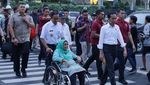 Momen Jokowi dan Ibunda Anies Ngobrol di Trotoar Thamrin